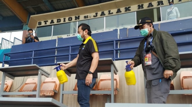 Stadion SJH disemprot Disinfektan