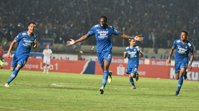 Selebrasi pemain Persib usai mencetak gol 