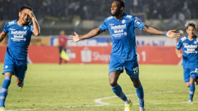 Bomber Persib Bandung, Geoffrey Castillion rayakan gol.