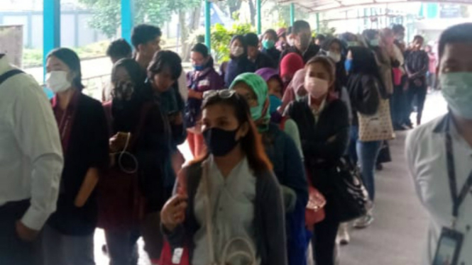 Penumpukan penumpang di halte Transjakarta di tengah wabah COVID-19