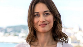 Bintang Film James Bond, Olga Kurylenko Positif Virus Corona