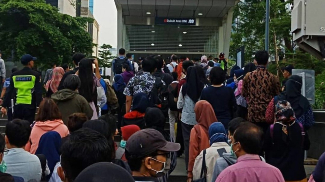 Antrean panjang penumpang di stasiun MRT Jakarta