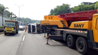Susah Dievakuasi, 2 Truk Terguling di Tol JORR Bikin Macet Parah