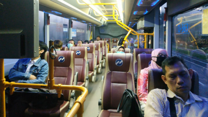 Pembatasan jumlah pelanggan yang naik ke dalam bus Royaltrans.