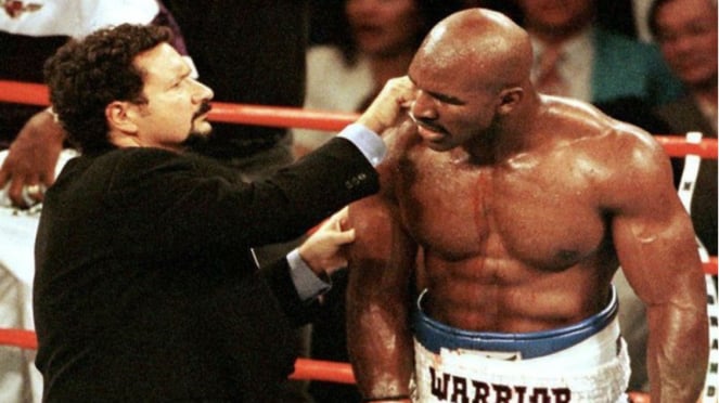 Petinju Evander Holyfield saat mendapat perawatan