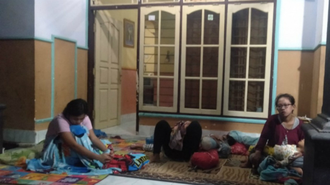 Warga Kecamatan Lembar Lombok Barat tidur di teras antisipasi gempa susulan