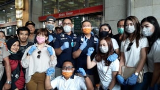 Cegah Penyebaran Corona, Artis ini Bagi-bagi Masker