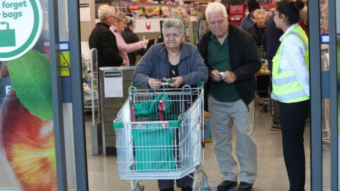 Supermarket di Australia diserbu pembeli dalam dua minggu terakhir di tengah merebaknya virus corona.