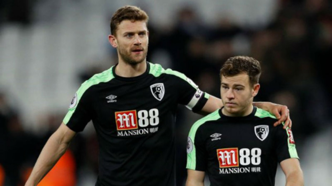 Dua pemain Bournemouth, Simon Francis dan Ryan Fraser