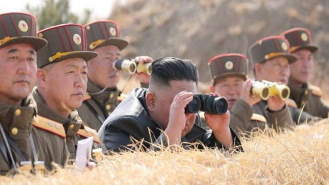 Pemimpin Korut Kim Jong Un memantau fasilitas militer negaranya. 