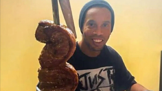Ronaldinho saat merayakan pesta ulang tahun yang ke-40 di dalam penjara.
