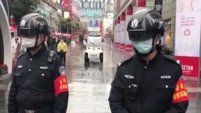 La policía china patrulla con casco de identificación de temperatura del cuerpo humano.