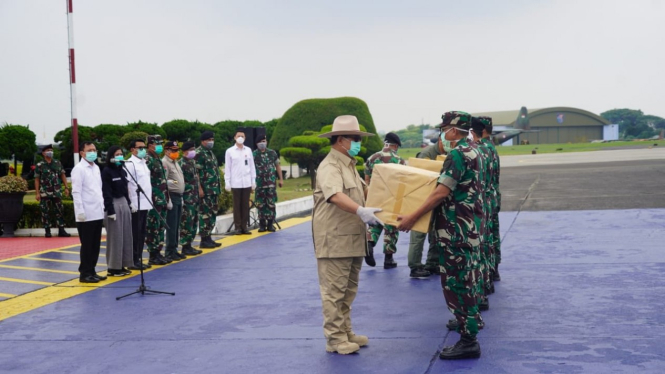 Menhan Prabowo Subianto saat menerima APD