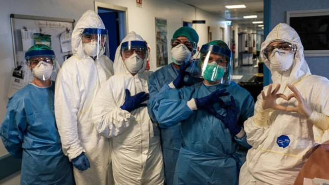 Para relawan di Italia melawan virus corona COVID-19