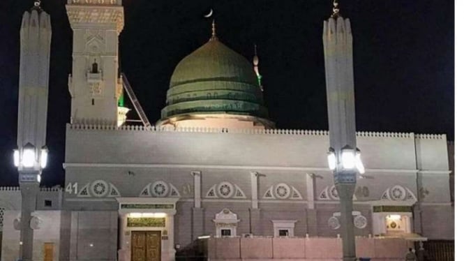 Penampakan Bulan Sabit Syaban di langit Masjid Nabawi