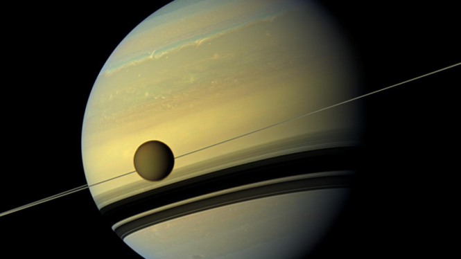 Titan bulan milik Saturnus.