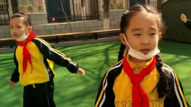 Anak sekolah mulai masuk di China.