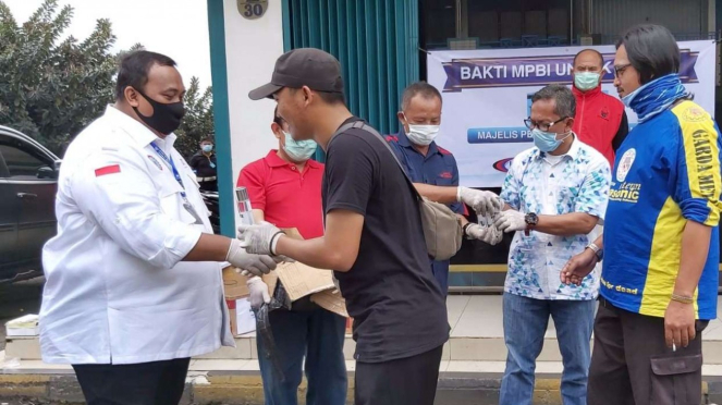 Cegah Corona menyebar, serikat buruh bagi-bagi hand sanitizer. 