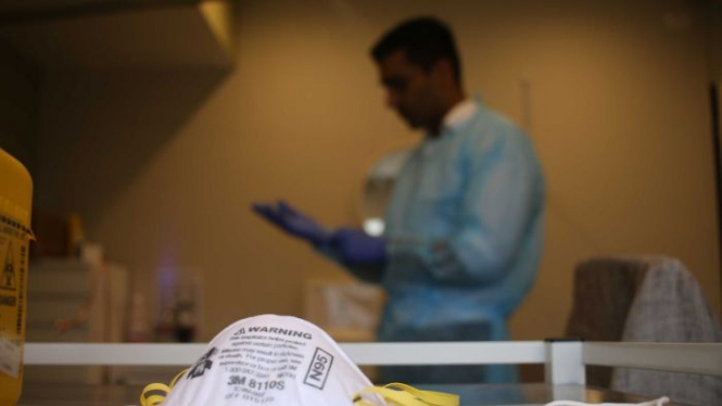 Para dokter di Australia sekarang berusaha menggunakan alat pelindung diri lengkap bahkan untuk menangani pasien yang belum atau tidak terkena virus corona.