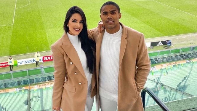 Winger Juventus, Douglas Costa, bersama Nathalia Felix