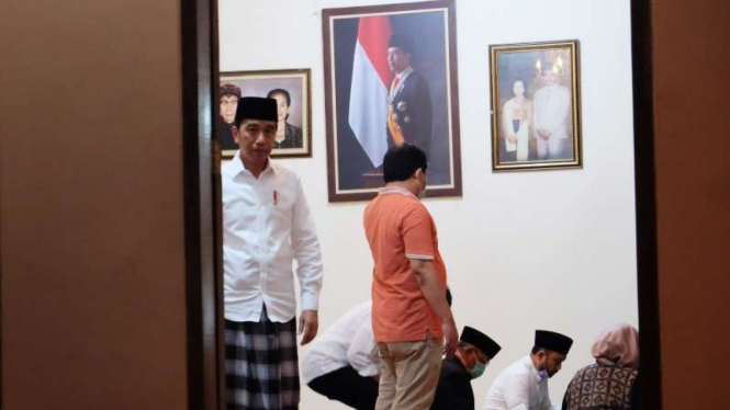 Presiden Joko Widodo (kiri) bersiap memberikan keterangan pers