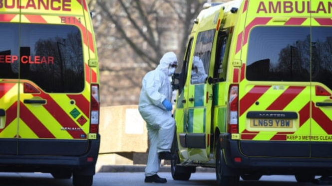 Petugas NHS Inggris sedang menangani kasus virus corona.