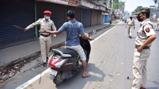Polisi India tegur warga saat Lockdown imbas wabah Corona.