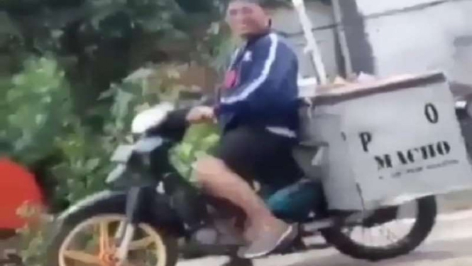 Abang bakso nekat lakukan wheelie saat berdagang