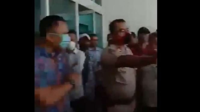 Aksi protes terjadi di kantor salah satu perusahaan pembiayaan di Jakarta.