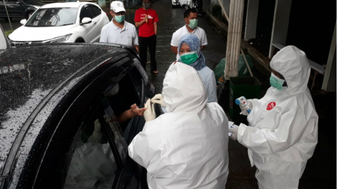 Rapid Test Dilakukan Tenaga Medis Drive Thru di Bogor