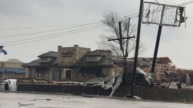 Kerusakan akibat tornado di Arkansas, Amerika.
