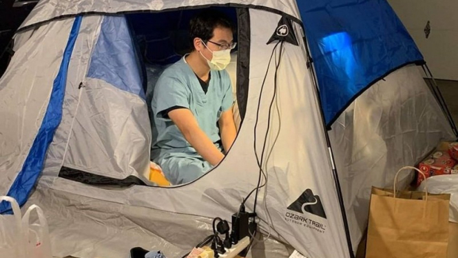 Dr. Timmy Cheng tinggal di dalam tenda di garasi rumahnya.