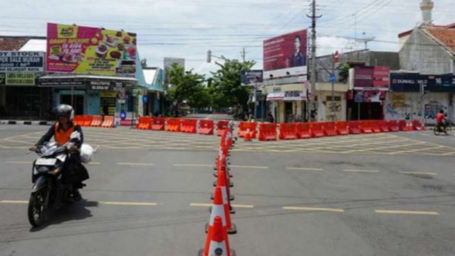 Penutupan sejumlah jalur di Kota Tegal akibat local lockdown.