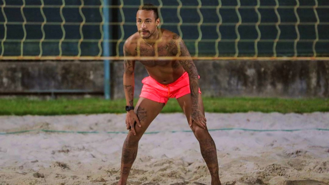 Neymar santai main voli pantai di masa karantina krisis COVID-19