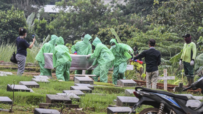 Pemakaman korban meninggal akibat Covid -19. 