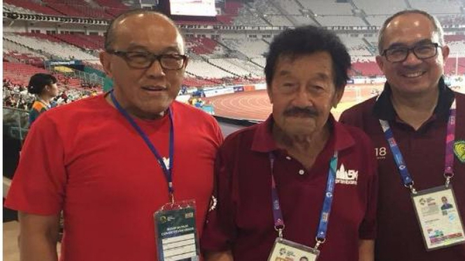 Aburizal Bakrie bersama Bob Hasan dan Tommy Suryopratomo saat menyaksikan cabang atletik Asian Games 2018 di GOR Bung Karno Jakarta