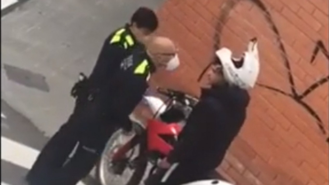Polisi Spanyol menahan pemotor yang nekat keluyuran saat lockdown.