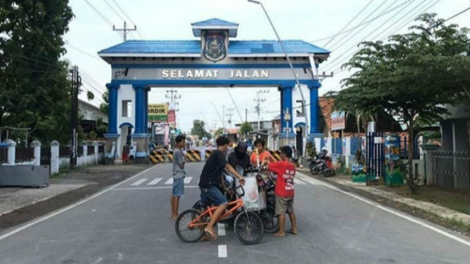 Suasana Kota Tegal di tengah isolasi wilayah