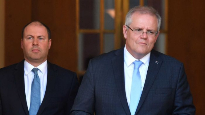 Bendahara Negara Josh Frydenberg dan Perdana Menteri Scott Morrison sesaat sebelum mengumumkan paket subsidi upah sebesar A$130 Miliar dalam konferensi pers di Gedung Parlemen, Canberra, Senin, 30 Maret 2020.