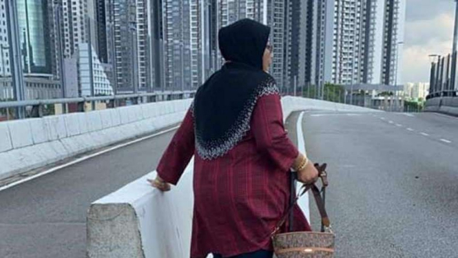 Nenek jalan kaki Malaysia - Singapura demi bertemu suami