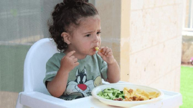 Anak kecil sedang makan