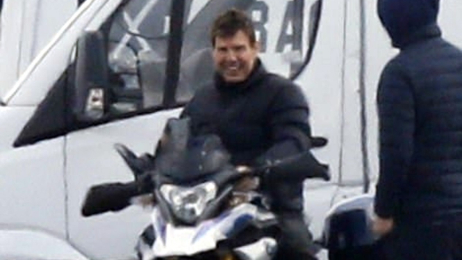 Tom Cruise mengendarai BMW G 310 GS