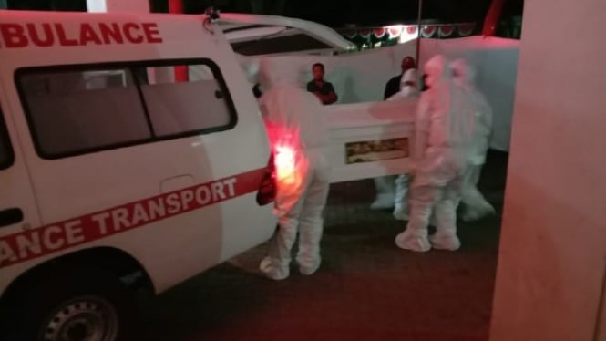 Ambulans yang membawa jenazah Aptripel Tumimomor ke pemakaman.