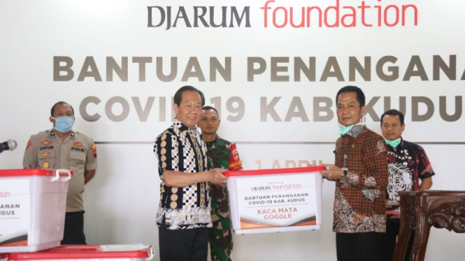 Penyerahan bantuan APD dari Djarum Foundation kepada Kabupaten Kudus