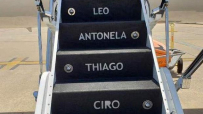 Nama Messi dan keluarganya di tangga jet pribadi