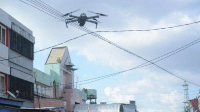 VIVA Militer: Prajurit TNI Kodam Hasanuddin kerahkan drone di Pasar Terong.