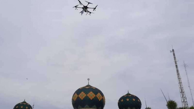 VIVA Militer: Drone DJI T-16 menyemprotkan disinfektan ke Masjid Ar-Rahman
