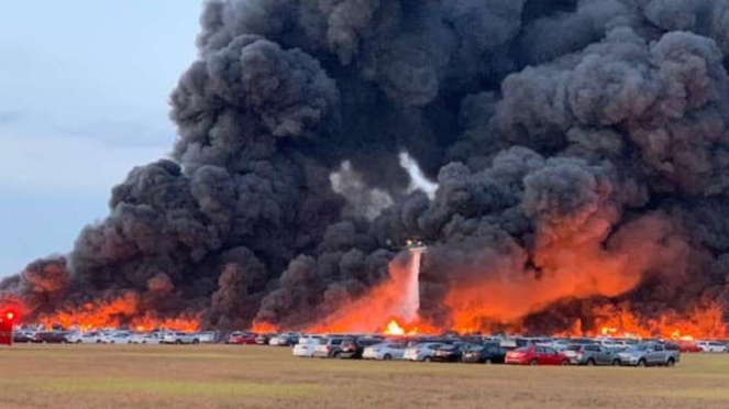 Lahan parkir dekat Bandara Florida terbakar.