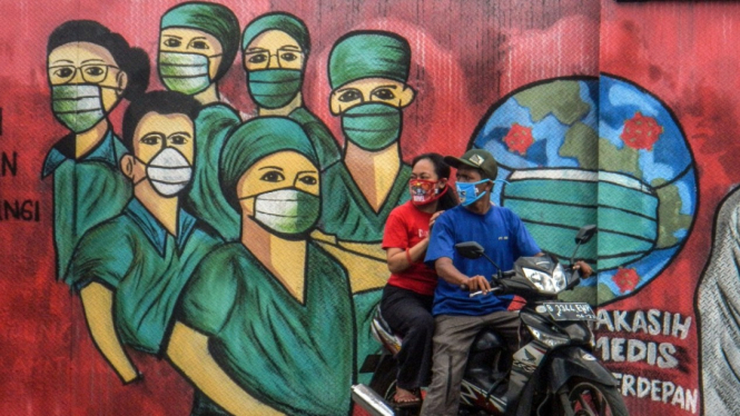 Mural tenaga kesehatan lawan Virus Corona