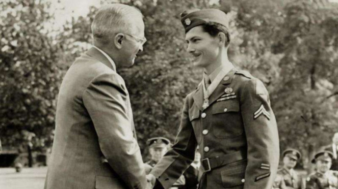 VIVA  Militer: Desmond Doss bersama Presiden AS Harry  S. Truman